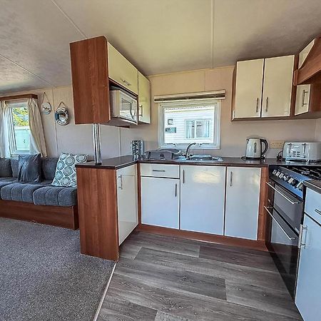 Great 6 Berth Caravan With Decking At Manor Park In Hunstanton Ref 23017B Bagian luar foto