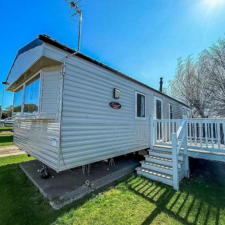 Great 6 Berth Caravan With Decking At Manor Park In Hunstanton Ref 23017B Bagian luar foto