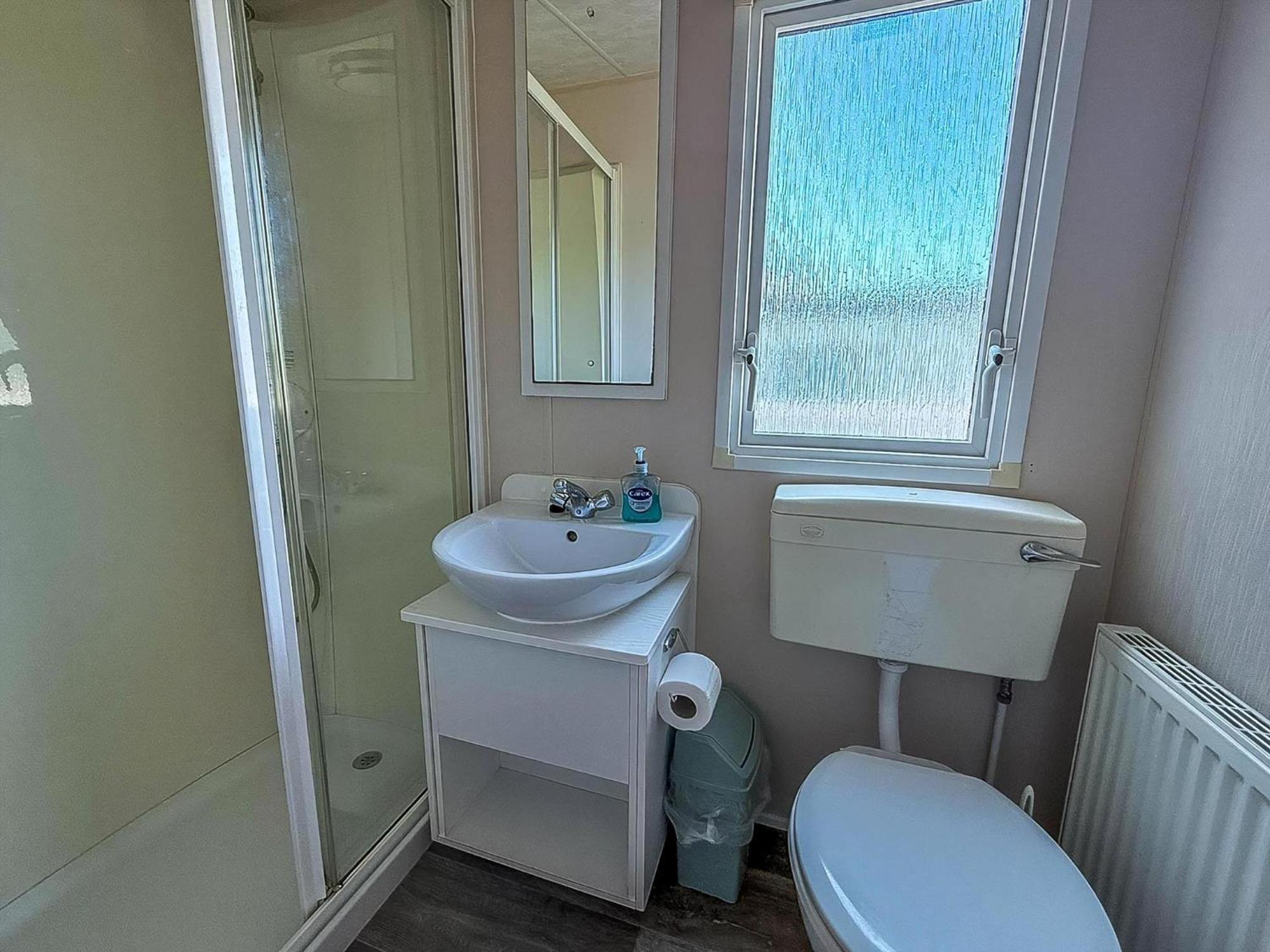 Great 6 Berth Caravan With Decking At Manor Park In Hunstanton Ref 23017B Bagian luar foto