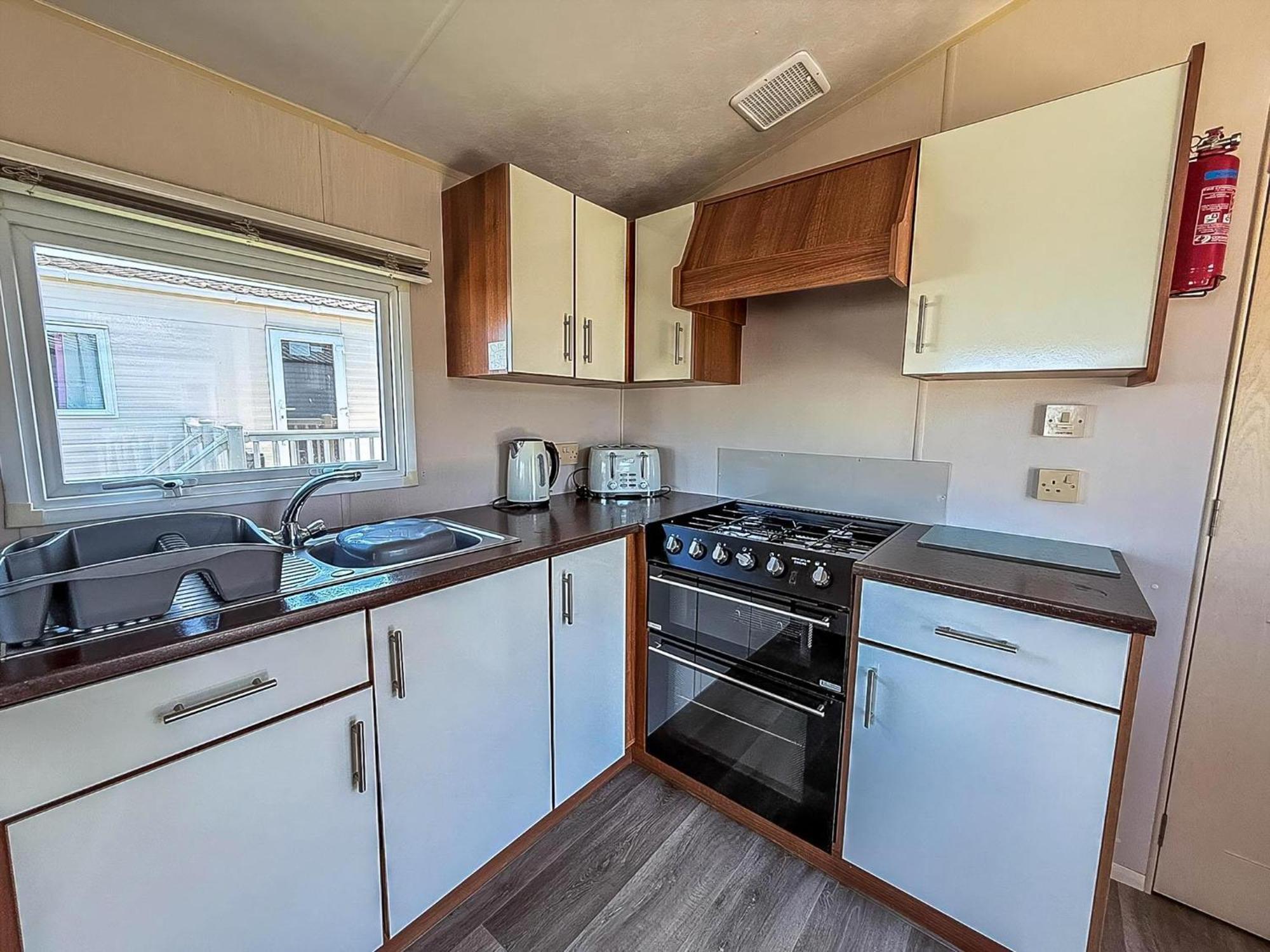 Great 6 Berth Caravan With Decking At Manor Park In Hunstanton Ref 23017B Bagian luar foto