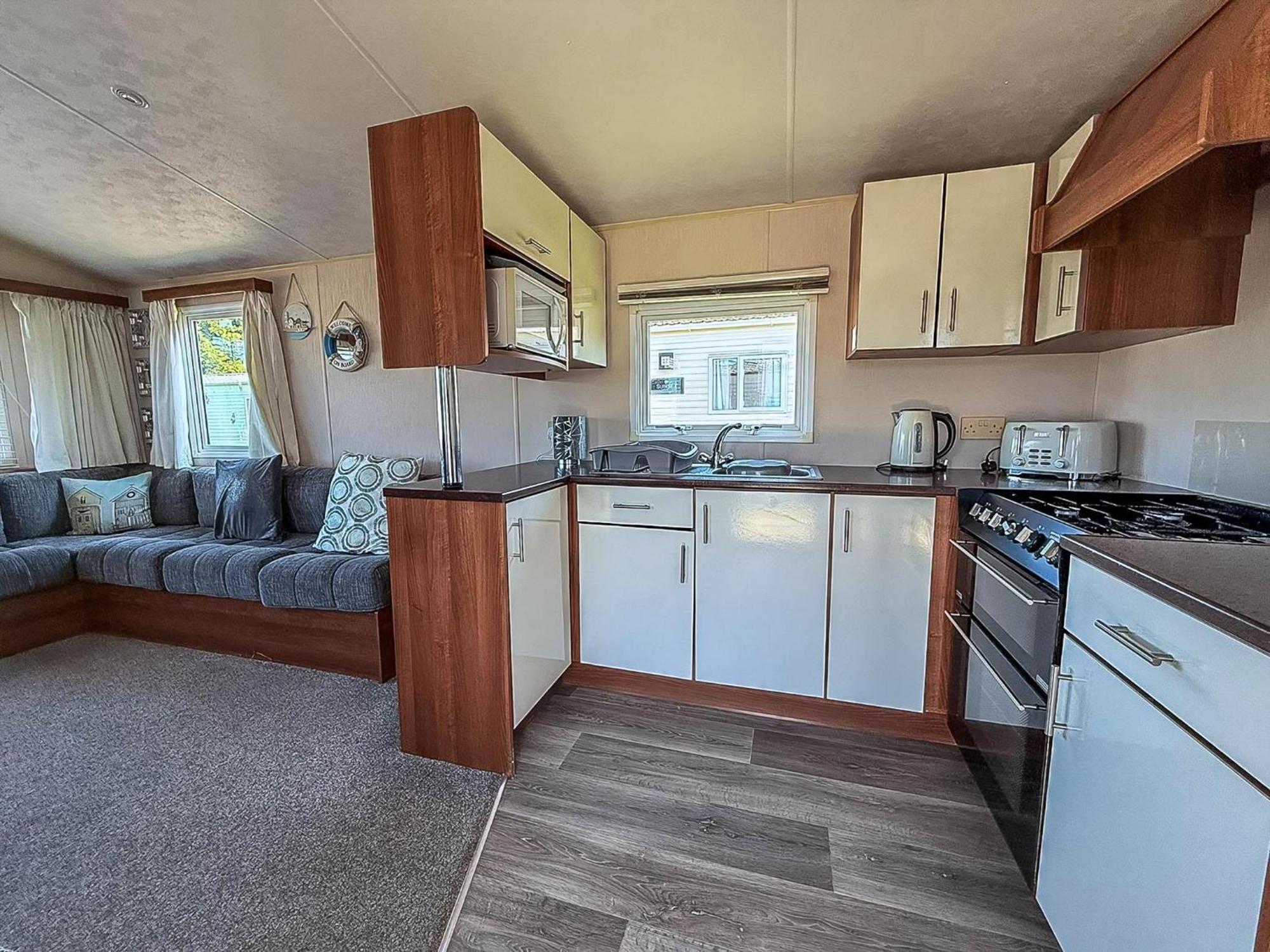 Great 6 Berth Caravan With Decking At Manor Park In Hunstanton Ref 23017B Bagian luar foto