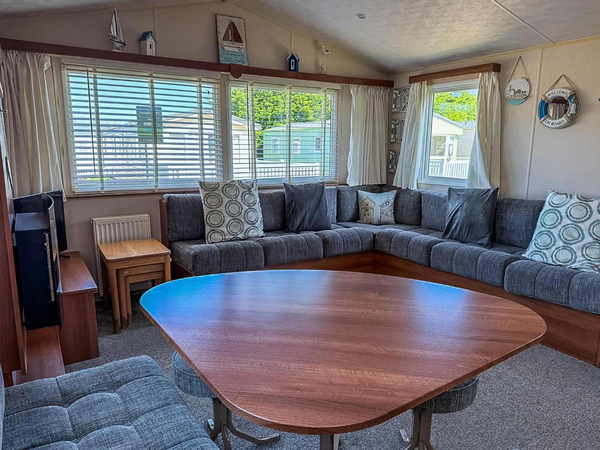 Great 6 Berth Caravan With Decking At Manor Park In Hunstanton Ref 23017B Bagian luar foto