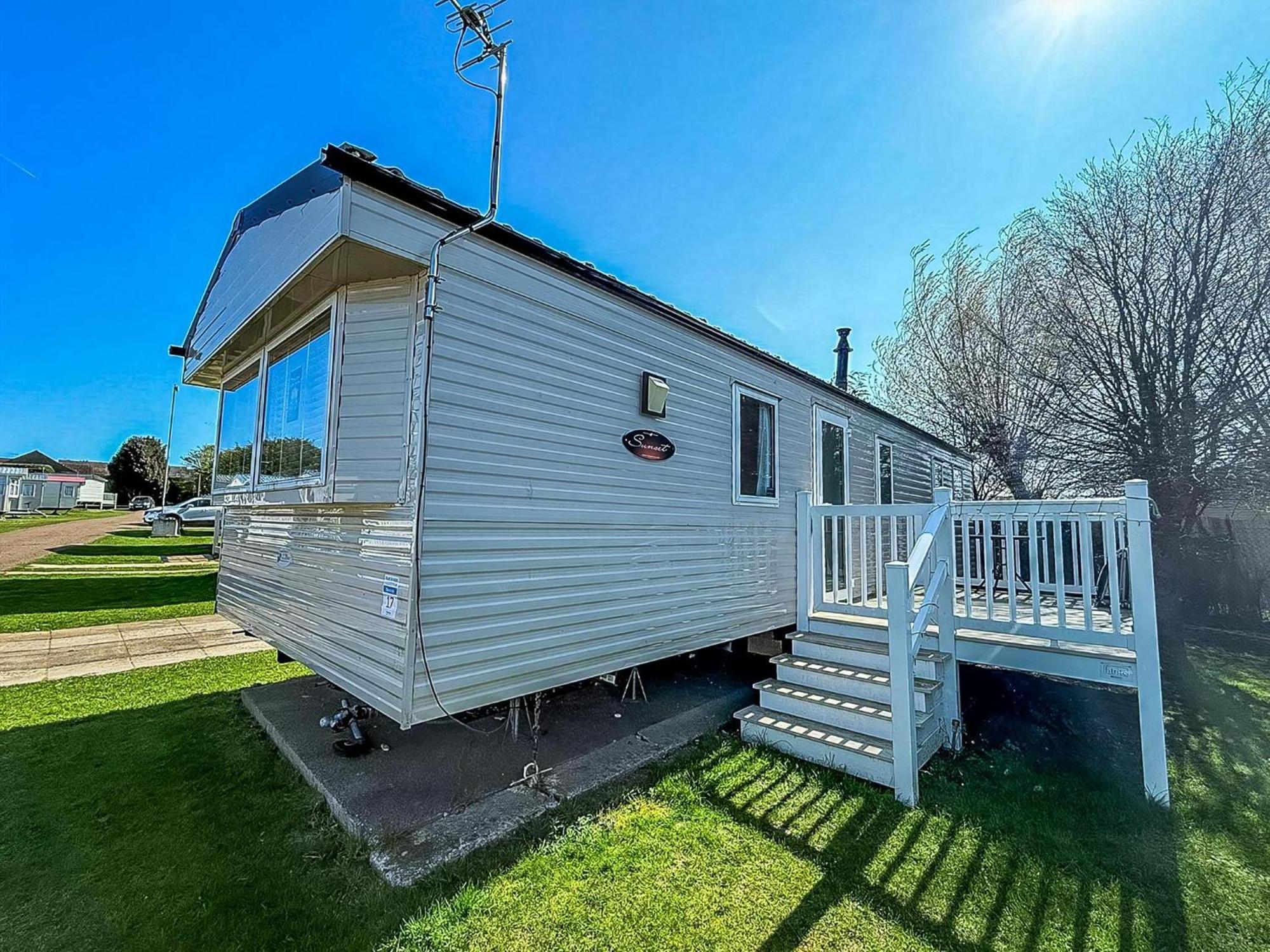 Great 6 Berth Caravan With Decking At Manor Park In Hunstanton Ref 23017B Bagian luar foto
