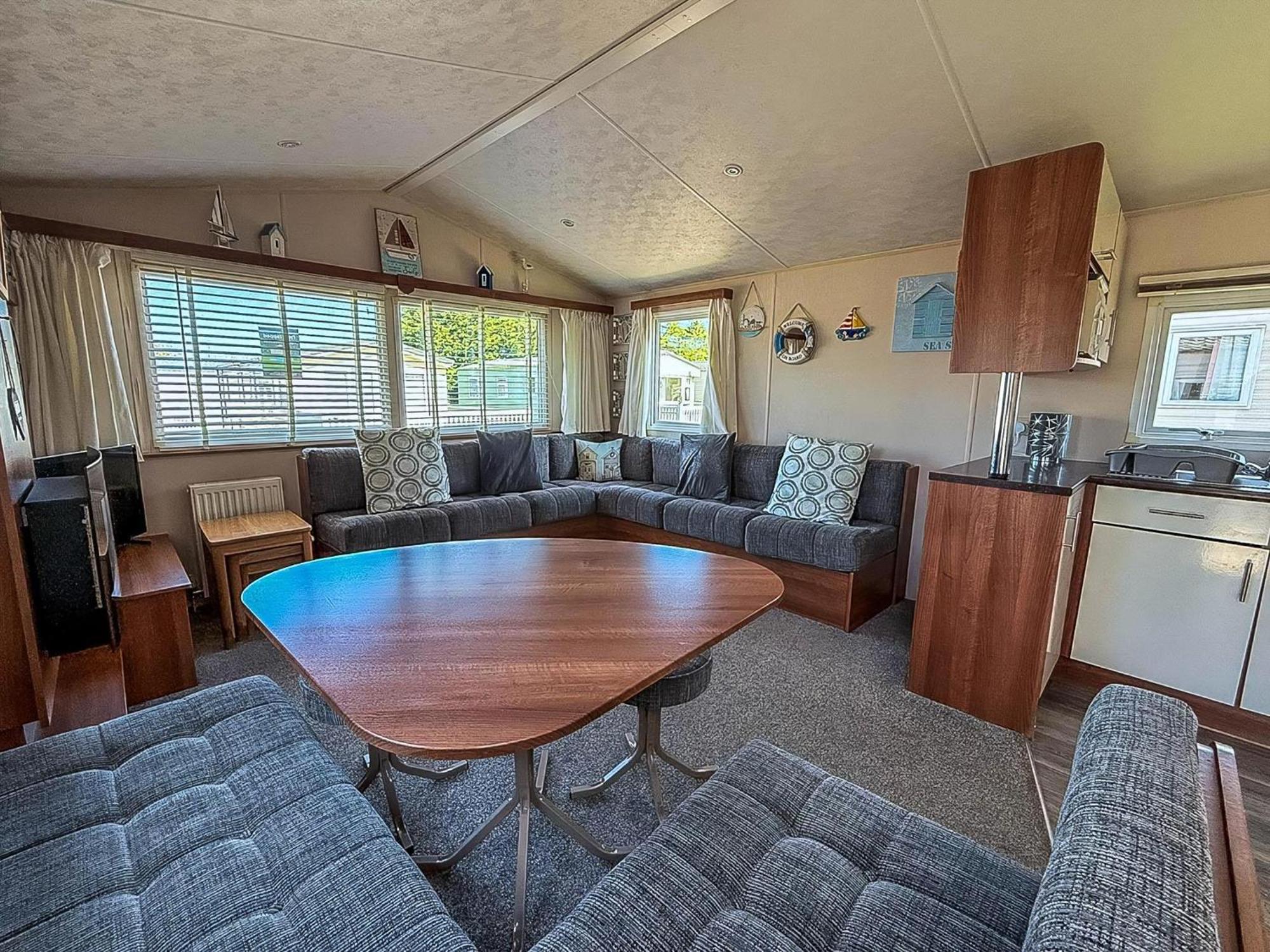 Great 6 Berth Caravan With Decking At Manor Park In Hunstanton Ref 23017B Bagian luar foto