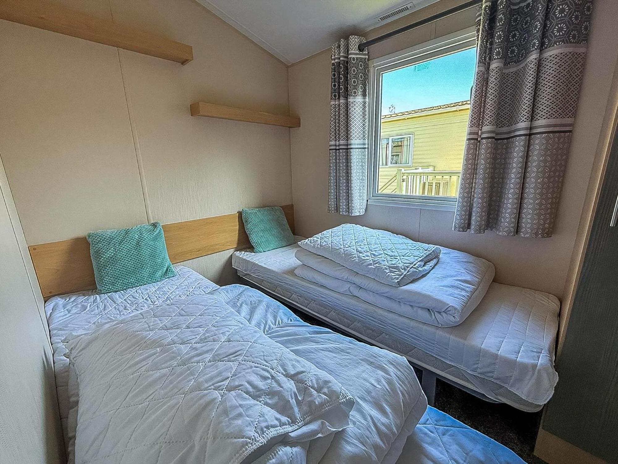 Great 6 Berth Caravan With Decking At Manor Park In Hunstanton Ref 23017B Bagian luar foto