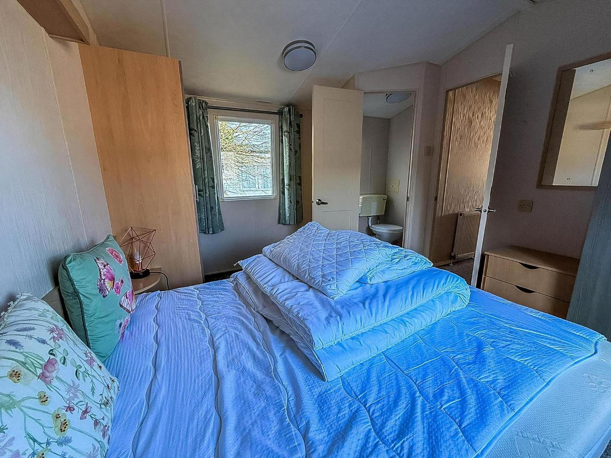 Great 6 Berth Caravan With Decking At Manor Park In Hunstanton Ref 23017B Bagian luar foto