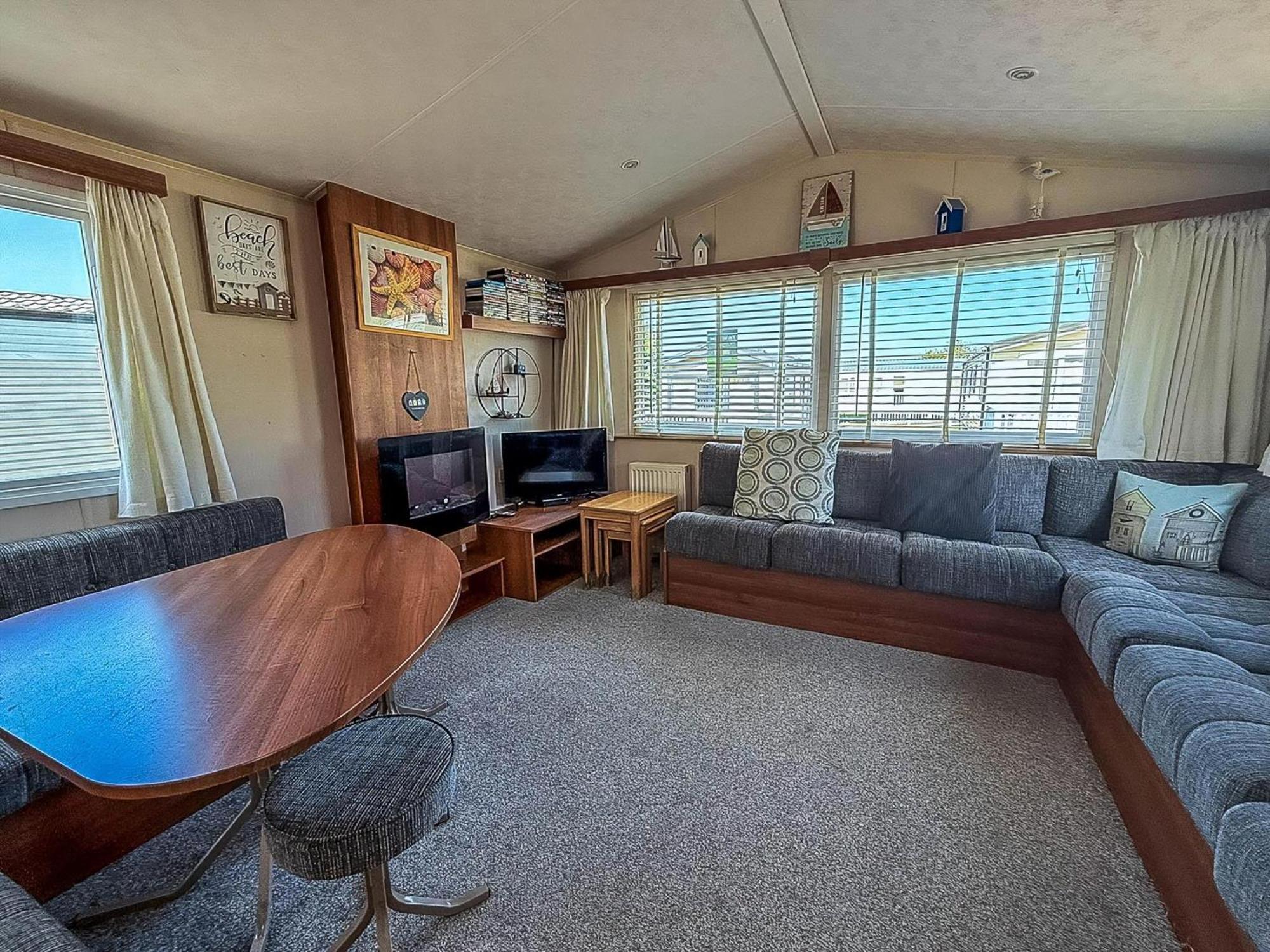 Great 6 Berth Caravan With Decking At Manor Park In Hunstanton Ref 23017B Bagian luar foto